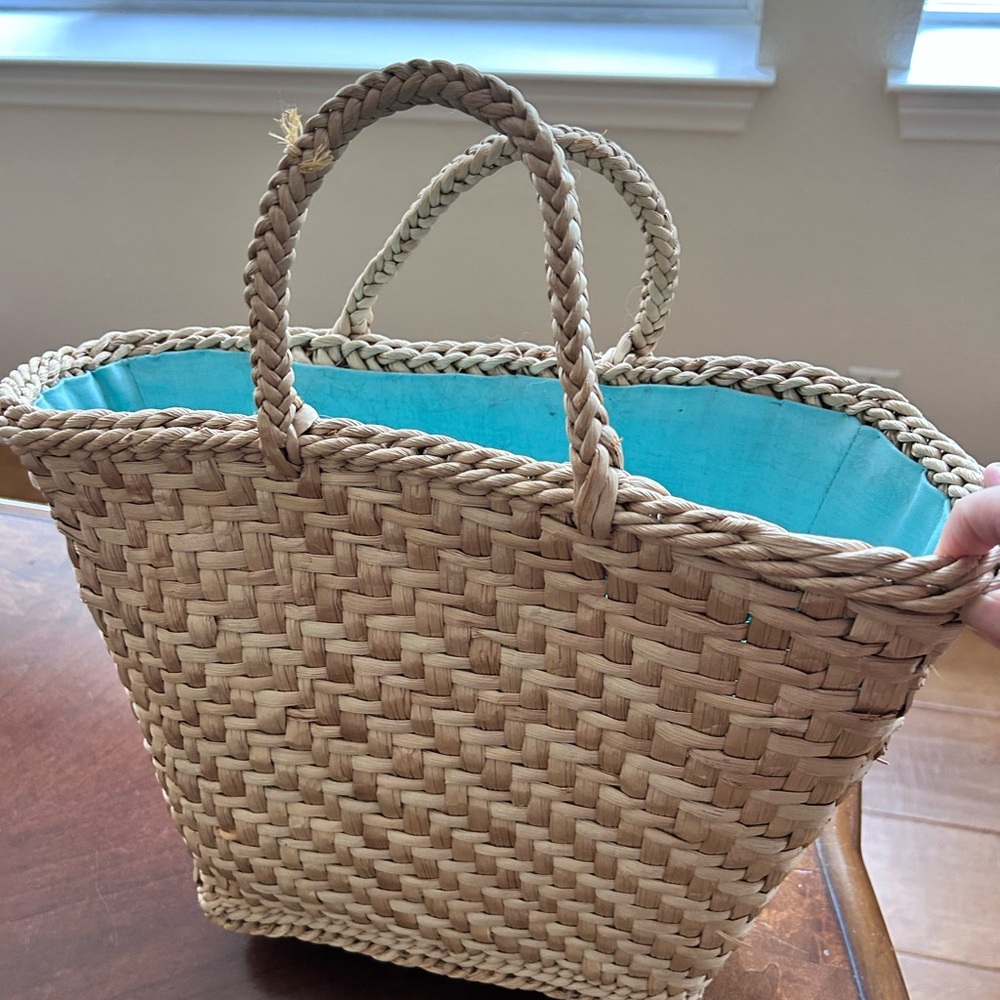 Cute vintage tote, natural straw with teal lining